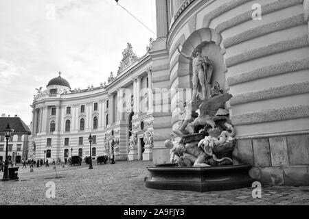 Architettura di St Michael;'s ala del Palazzo di Hofburg si affaccia Michaelerplatz a Vienna Foto Stock