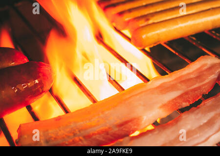 Il chorizo, pancetta e salsicce preparate alla griglia durante un barbecue Foto Stock
