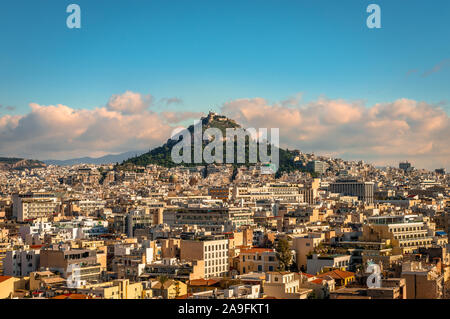 Vista del Monte Lycabettus e del distretto di Kolonaki dalla collina di Areopagus. Atene, Grecia. Foto Stock