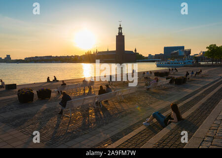 Stoccolma Svezia, vista della gente in estate rilassarsi sulla terrazza panoramica fronte mare di Riddarholmen guardando un tramonto su Kungsholmen, Stoccolma. Foto Stock