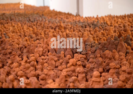 Colchester Essex REGNO UNITO 15 novembre 2019. Il famoso campo per le isole britanniche, di Antony Gormley arriva a Firstsite Colchester Essex. Campo per le isole britanniche, che consiste di 40.000 tiny singole figure di terracotta, è il maggiore singolo artwork nelle Arti consiglio raccolta e il suo arrivo in Colchester annunciano l'ultima tappa del cammino di questa spettacolare pezzo. Gormley, che ha vinto il Premio Turner nel 1994 dopo che questo lavoro è stato creato, ha attualmente una grande mostra personale presso la Royal Academy. Credito: MARTIN DALTON/Alamy Live News Foto Stock