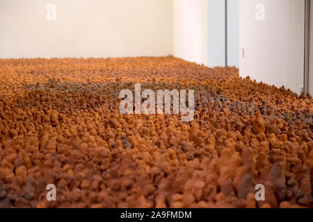 Colchester Essex REGNO UNITO 15 novembre 2019. Il famoso campo per le isole britanniche, di Antony Gormley arriva a Firstsite Colchester Essex. Campo per le isole britanniche, che consiste di 40.000 tiny singole figure di terracotta, è il maggiore singolo artwork nelle Arti consiglio raccolta e il suo arrivo in Colchester annunciano l'ultima tappa del cammino di questa spettacolare pezzo. Gormley, che ha vinto il Premio Turner nel 1994 dopo che questo lavoro è stato creato, ha attualmente una grande mostra personale presso la Royal Academy. Credito: MARTIN DALTON/Alamy Live News Foto Stock