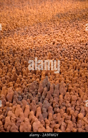 Colchester Essex REGNO UNITO 15 novembre 2019. Il famoso campo per le isole britanniche, di Antony Gormley arriva a Firstsite Colchester Essex. Campo per le isole britanniche, che consiste di 40.000 tiny singole figure di terracotta, è il maggiore singolo artwork nelle Arti consiglio raccolta e il suo arrivo in Colchester annunciano l'ultima tappa del cammino di questa spettacolare pezzo. Gormley, che ha vinto il Premio Turner nel 1994 dopo che questo lavoro è stato creato, ha attualmente una grande mostra personale presso la Royal Academy. Credito: MARTIN DALTON/Alamy Live News Foto Stock