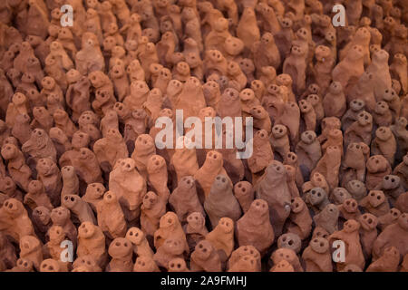 Colchester Essex REGNO UNITO 15 novembre 2019. Il famoso campo per le isole britanniche, di Antony Gormley arriva a Firstsite Colchester Essex. Campo per le isole britanniche, che consiste di 40.000 tiny singole figure di terracotta, è il maggiore singolo artwork nelle Arti consiglio raccolta e il suo arrivo in Colchester annunciano l'ultima tappa del cammino di questa spettacolare pezzo. Gormley, che ha vinto il Premio Turner nel 1994 dopo che questo lavoro è stato creato, ha attualmente una grande mostra personale presso la Royal Academy. Credito: MARTIN DALTON/Alamy Live News Foto Stock