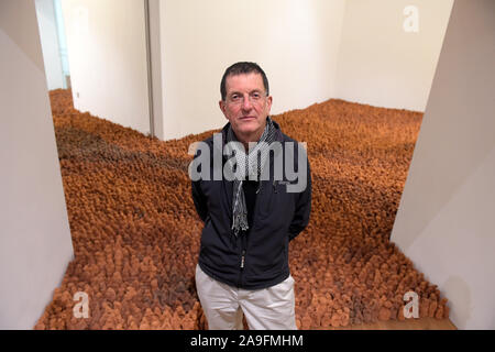 Colchester Essex REGNO UNITO 15 novembre 2019. Il famoso campo per le isole britanniche, di Antony Gormley arriva a Firstsite Colchester Essex. Campo per le isole britanniche, che consiste di 40.000 tiny singole figure di terracotta, è il maggiore singolo artwork nelle Arti consiglio raccolta e il suo arrivo in Colchester annunciano l'ultima tappa del cammino di questa spettacolare pezzo. Gormley, che ha vinto il Premio Turner nel 1994 dopo che questo lavoro è stato creato, ha attualmente una grande mostra personale presso la Royal Academy. Credito: MARTIN DALTON/Alamy Live News Foto Stock