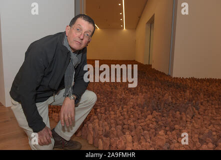 Colchester Essex REGNO UNITO 15 novembre 2019. Il famoso campo per le isole britanniche, di Antony Gormley arriva a Firstsite Colchester Essex. Campo per le isole britanniche, che consiste di 40.000 tiny singole figure di terracotta, è il maggiore singolo artwork nelle Arti consiglio raccolta e il suo arrivo in Colchester annunciano l'ultima tappa del cammino di questa spettacolare pezzo. Gormley, che ha vinto il Premio Turner nel 1994 dopo che questo lavoro è stato creato, ha attualmente una grande mostra personale presso la Royal Academy. Credito: MARTIN DALTON/Alamy Live News Foto Stock