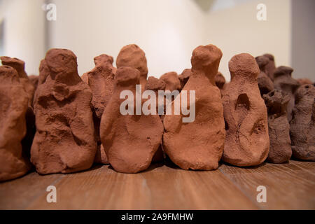 Colchester Essex REGNO UNITO 15 novembre 2019. Il famoso campo per le isole britanniche, di Antony Gormley arriva a Firstsite Colchester Essex. Campo per le isole britanniche, che consiste di 40.000 tiny singole figure di terracotta, è il maggiore singolo artwork nelle Arti consiglio raccolta e il suo arrivo in Colchester annunciano l'ultima tappa del cammino di questa spettacolare pezzo. Gormley, che ha vinto il Premio Turner nel 1994 dopo che questo lavoro è stato creato, ha attualmente una grande mostra personale presso la Royal Academy. Credito: MARTIN DALTON/Alamy Live News Foto Stock