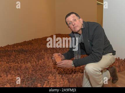 Colchester Essex REGNO UNITO 15 novembre 2019. Il famoso campo per le isole britanniche, di Antony Gormley arriva a Firstsite Colchester Essex. Campo per le isole britanniche, che consiste di 40.000 tiny singole figure di terracotta, è il maggiore singolo artwork nelle Arti consiglio raccolta e il suo arrivo in Colchester annunciano l'ultima tappa del cammino di questa spettacolare pezzo. Gormley, che ha vinto il Premio Turner nel 1994 dopo che questo lavoro è stato creato, ha attualmente una grande mostra personale presso la Royal Academy. Credito: MARTIN DALTON/Alamy Live News Foto Stock