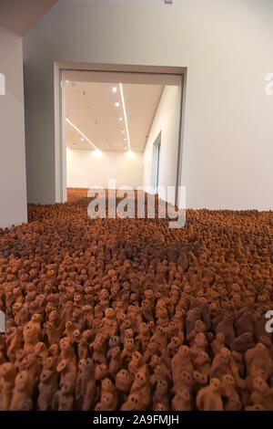 Colchester Essex REGNO UNITO 15 novembre 2019. Il famoso campo per le isole britanniche, di Antony Gormley arriva a Firstsite Colchester Essex. Campo per le isole britanniche, che consiste di 40.000 tiny singole figure di terracotta, è il maggiore singolo artwork nelle Arti consiglio raccolta e il suo arrivo in Colchester annunciano l'ultima tappa del cammino di questa spettacolare pezzo. Gormley, che ha vinto il Premio Turner nel 1994 dopo che questo lavoro è stato creato, ha attualmente una grande mostra personale presso la Royal Academy. Credito: MARTIN DALTON/Alamy Live News Foto Stock