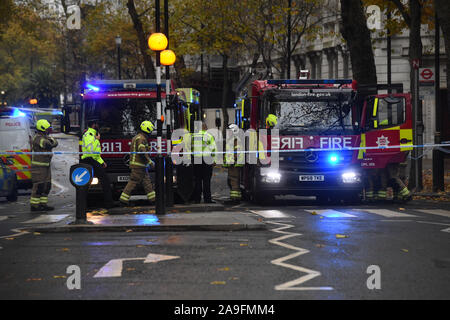 La polizia e i servizi di emergenza sulla scena di una sospetta perdita di gas in Millbank, London. Foto Stock