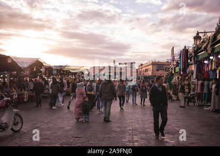 La gente camminare attraverso la piazza Jamaa El Fna Foto Stock