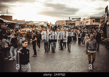 La gente camminare attraverso la piazza Jamaa El Fna Foto Stock