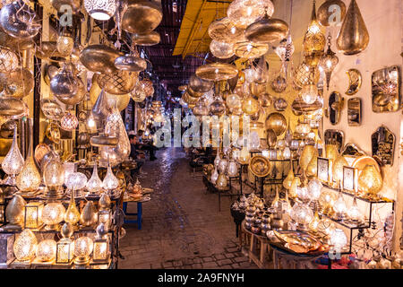 Tradizionali bancarelle il souk di Marrakech Foto Stock