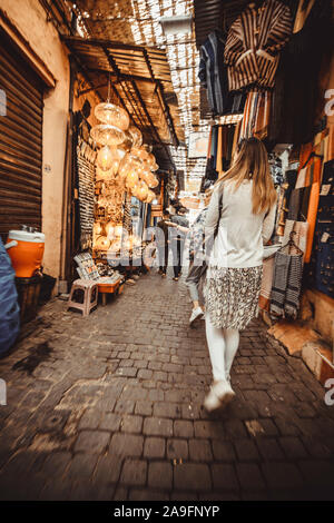 Donna che cammina su strade tradizionali di Marrakech Foto Stock