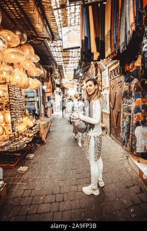 Donna acquisto di oggetti tradizionali Foto Stock