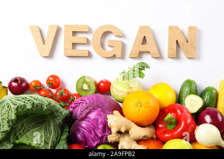 Parola vegano diversi ortaggi e frutta isolato su sfondo bianco Foto Stock