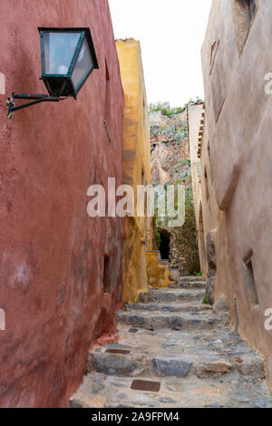 Fortificato romantico villaggio greco sull isola di roccia Monemvasia al tramonto, Peloponneso, Grecia Foto Stock