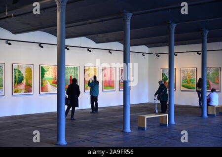 Hockney mostra, "l'arrivo della primavera", Salts Mill, Saltaire Foto Stock