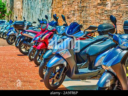 Una linea di scooter nel vecchio Naval Dockyard sul Bermuda, vicino a Hamilton Foto Stock