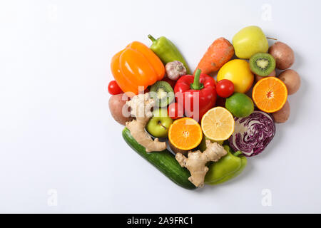 Cuore di cui al di fuori della verdura e frutta su sfondo bianco, spazio di copia Foto Stock