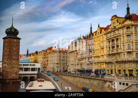 Praga, Repubblica ceca/ 01 Novembre 2019: vista su vecchie case con tetti rossi da Jiraskov ponte di Praga Foto Stock