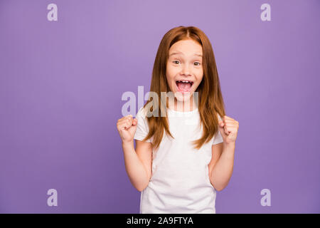 Foto di entusiasta poco foxy lady alzando i pugni acclamava i compagni di scuola in competizione sportiva di supporto usura urlando t-shirt bianco isolato Foto Stock