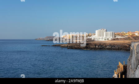 Estate chiaro vistas verso San Blas e Golf del Sur, popolare località del sud di Tenerife, come si vede dalla Playa Grande nel piccolo villaggio di Los Abrigos Foto Stock