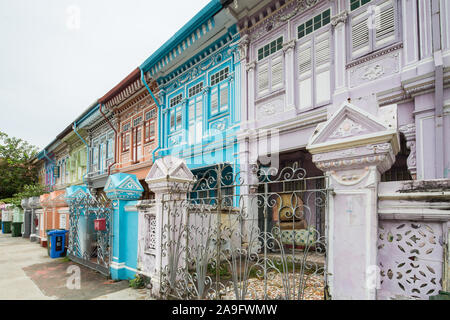 Architettura di una bottega Peranakan a due piani in Joo Chiat Road, Singapore. Foto Stock