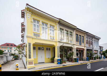 Architettura di una bottega Peranakan a due piani in Joo Chiat Road, Singapore. Foto Stock