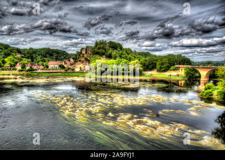 Villaggio di Limeuil, Francia. Il villaggio di Limeuil, con il fiume Dordogna in primo piano e il ponte sul fiume Vezere sulla destra. Foto Stock