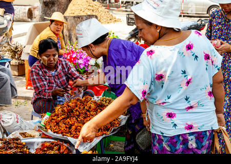 Popolo birmano acquisto di cibo di strada, Mandalay Myanmar. Foto Stock