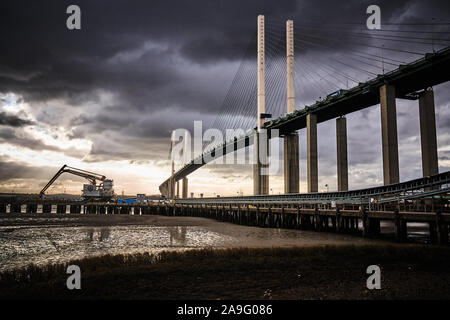 Queen Elizabeth II ponte sopra il fiume Tamigi England Regno Unito. Foto Stock