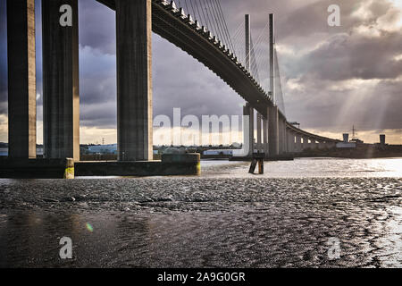 Queen Elizabeth II ponte sopra il fiume Tamigi England Regno Unito. Foto Stock