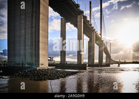 Queen Elizabeth II ponte sopra il fiume Tamigi England Regno Unito. Foto Stock