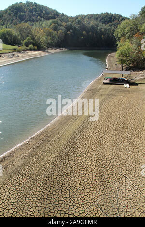 Vista di sud Forcella Holston River in un periodo di siccità nei pressi di Alvarado, VA, Stati Uniti d'America Foto Stock