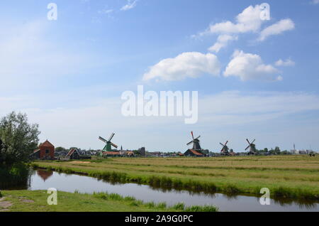 Mulini a vento nel paesaggio, Zaanse Schans Foto Stock