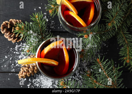 Bicchieri di gustosa rimuginassero con arancione su sfondo decorato, vista dall'alto Foto Stock