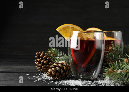 Bicchieri di gustosa rimuginassero con arancione su sfondo decorato, spazio per il testo Foto Stock