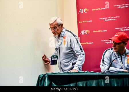 Il calcio italiano manager Marcello Lippi, sinistra, lascia la conferenza stampa dopo la partita tra la Cina e la Siria, durante il quale ha annunciato che si dimette come capo allenatore della nazionale cinese di team, a Dubai, Emirati Arabi Uniti, 14 novembre 2019. Marcello Lippi ha rassegnato le dimissioni da allenatore della nazionale cinese di squadra dopo aver visto il suo scivolamento di lato per una perdita 2-1 in Siria in qualifica per il 2022 Coppa del mondo a Dubai il giovedì. (Reuters) Foto Stock