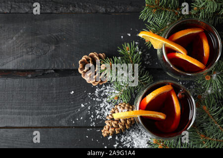 Bicchieri di gustosa rimuginassero con arancione su sfondo decorato, spazio per il testo Foto Stock