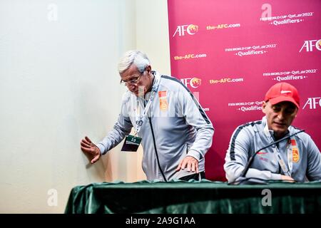 Il calcio italiano manager Marcello Lippi, sinistra, lascia la conferenza stampa dopo la partita tra la Cina e la Siria, durante il quale ha annunciato che si dimette come capo allenatore della nazionale cinese di team, a Dubai, Emirati Arabi Uniti, 14 novembre 2019. Marcello Lippi ha rassegnato le dimissioni da allenatore della nazionale cinese di squadra dopo aver visto il suo scivolamento di lato per una perdita 2-1 in Siria in qualifica per il 2022 Coppa del mondo a Dubai il giovedì. (Reuters) Foto Stock