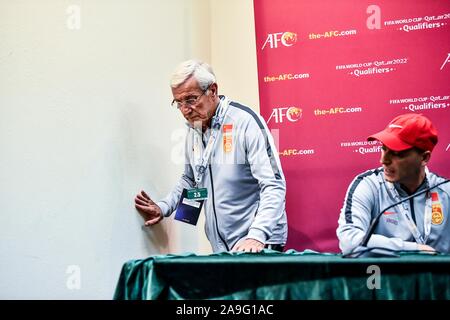 Il calcio italiano manager Marcello Lippi, sinistra, lascia la conferenza stampa dopo la partita tra la Cina e la Siria, durante il quale ha annunciato che si dimette come capo allenatore della nazionale cinese di team, a Dubai, Emirati Arabi Uniti, 14 novembre 2019. Marcello Lippi ha rassegnato le dimissioni da allenatore della nazionale cinese di squadra dopo aver visto il suo scivolamento di lato per una perdita 2-1 in Siria in qualifica per il 2022 Coppa del mondo a Dubai il giovedì. (Reuters) Foto Stock