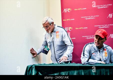 Il calcio italiano manager Marcello Lippi, sinistra, lascia la conferenza stampa dopo la partita tra la Cina e la Siria, durante il quale ha annunciato che si dimette come capo allenatore della nazionale cinese di team, a Dubai, Emirati Arabi Uniti, 14 novembre 2019. Marcello Lippi ha rassegnato le dimissioni da allenatore della nazionale cinese di squadra dopo aver visto il suo scivolamento di lato per una perdita 2-1 in Siria in qualifica per il 2022 Coppa del mondo a Dubai il giovedì. (Reuters) Foto Stock