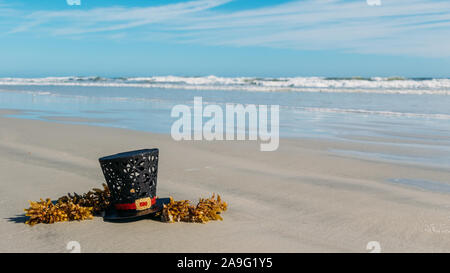 Natale in Florida. Il pupazzo di neve il pupazzo di neve di hat sulle rive di New Smyrna Beach in Florida. Foto Stock