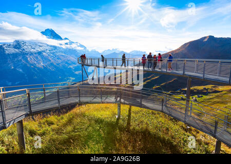 Grindelwald, Svizzera - 10 Ottobre 2019: persone su sky cliff walk ponte metallico al primo picco delle Alpi Svizzere montagna, picchi innevati panorama, Oberland Foto Stock