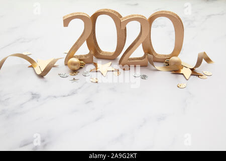 Anno Nuovo 2020 parte decorazioni in oro celebrazione dello sfondo. Foto Stock