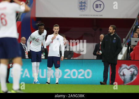 Londra, Regno Unito. Xiv Nov, 2019. Tammy Abramo (22) e James Maddison dell'Inghilterra con Inghilterra manager Gareth Southgate prima di venire su.UEFA EURO 2020 il qualificatore, gruppo un match, Inghilterra v Montenegro allo Stadio di Wembley a Londra il giovedì 14 novembre 2019. Solo uso editoriale. Questa immagine può essere utilizzata solo per scopi editoriali. Solo uso editoriale, è richiesta una licenza per uso commerciale. Nessun uso in scommesse, giochi o un singolo giocatore/club/league pubblicazioni pic da Andrew Orchard/Andrew Orchard fotografia sportiva/Alamy Live news Credito: Andrew Orchard fotografia sportiva/Alamy Live News Foto Stock