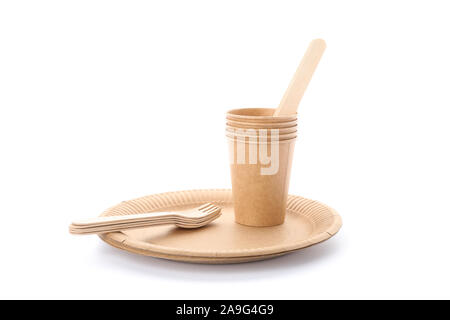 Eco - friendly piastra, forche, e tazze isolati su sfondo bianco. Stoviglie monouso Foto Stock