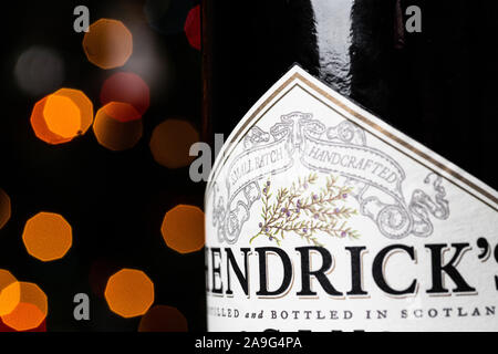 Hendrick Gin della bottiglia di fronte le luci di Natale. Hendrick il Gin è stato creato da William Grant & Sons presso la distilleria di Girvan dal 1999. Foto Stock