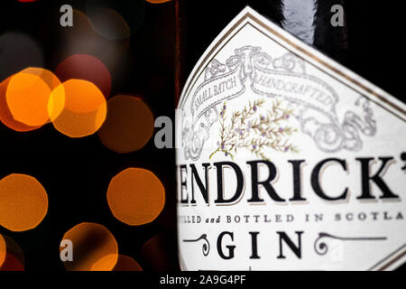 Hendrick Gin della bottiglia di fronte le luci di Natale. Hendrick il Gin è stato creato da William Grant & Sons presso la distilleria di Girvan dal 1999. Foto Stock